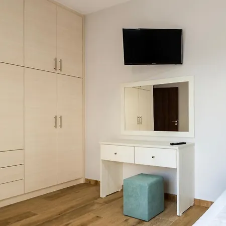 Apartmanhotel Aronios With Private Pool And Casa Without Pool With Private Garden Aróni